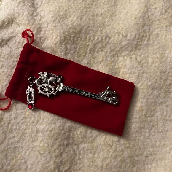 STEAMBOAT WILLIE MAGIC KEY COLLECTION - METAL KEY - Picture 1 of 2